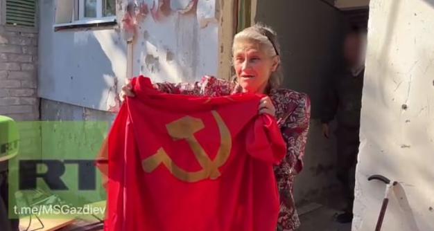 Бабушки Валя и Таня из-под Северодонецка хранили Красное Знамя в ожидании армии России
