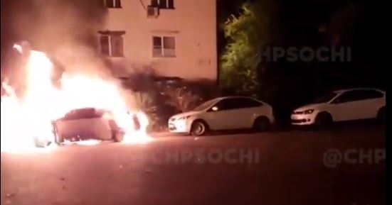 Правоохранители проверят версию поджога автомобиля у горбольницы в Сочи
