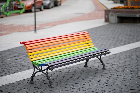 «Радостные цвета, и детям нравится»: заведующая детсадом в Ессентуках не будет перекрашивать радужные лавки, в которых увидели ЛГБТ-пропаганду