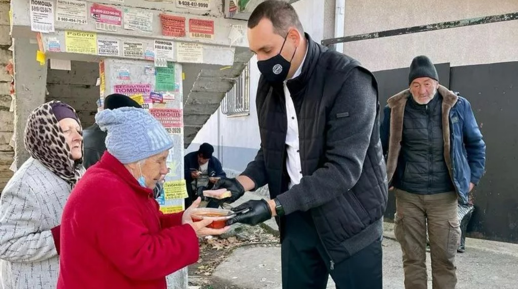 «Надо жить и отдавать»: краснодарец несколько лет организует обеды для нуждающихся 