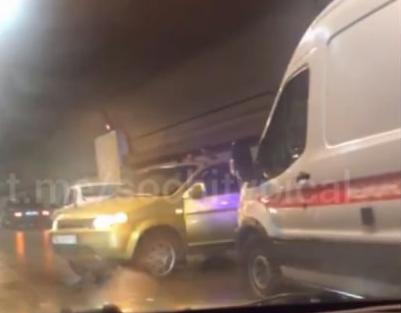 В Сочи в тоннеле произошла массовая авария - столкнулись четыре автомобиля