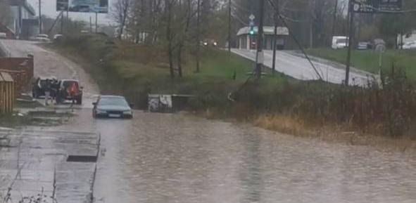 «Кубань уходит под воду»: после ливней затопило Туапсинский район и Горячий Ключ, спасателям пришлось вытаскивать из воды авто с водителем – ВИДЕО