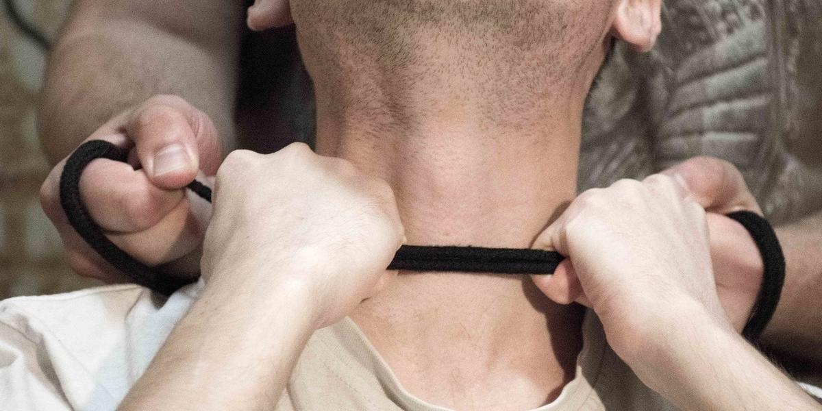 «Расправа за обеденным столом!» На Кубани станичник из Тихорецкого района задушил шнурком приятеля - его посадят на 15 лет