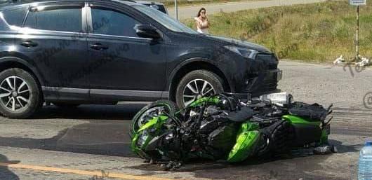 «Неудачно пошёл на обгон»: на Кубани мотоциклист врезался в автобус и погиб – ВИДЕО