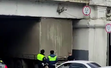 В Краснодаре грузовик застрял под Вишняковским мостом и образовал пробку - ВИДЕО