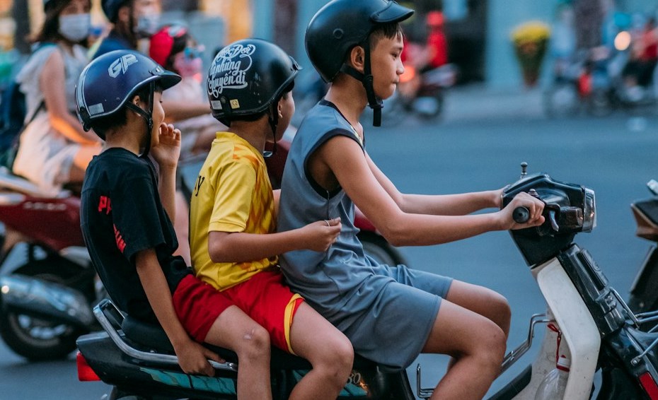 «Запасные дети?» В Краснодаре двое детей взволновали взрослых автомобилистов покатушками на мопеде