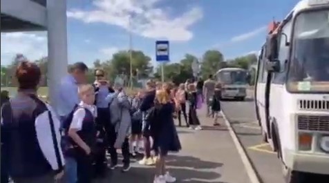 Жители Новознаменского пожаловались на очереди школьников на остановках