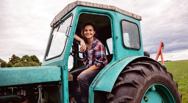 «На Украине заканчиваются мужчины?» В стране женщины станут трактористами и комбайнёрами - ВИДЕО
