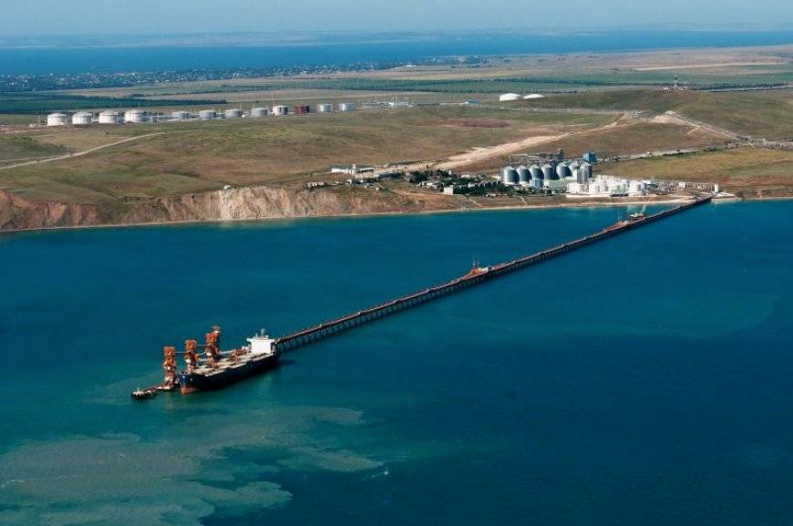В порту Тамань на Кубани произошел разлив мазута в море 