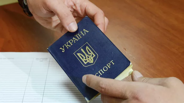 Поможем стать бесправным беженцем: в Сети продают паспорта с украинским гражданством?