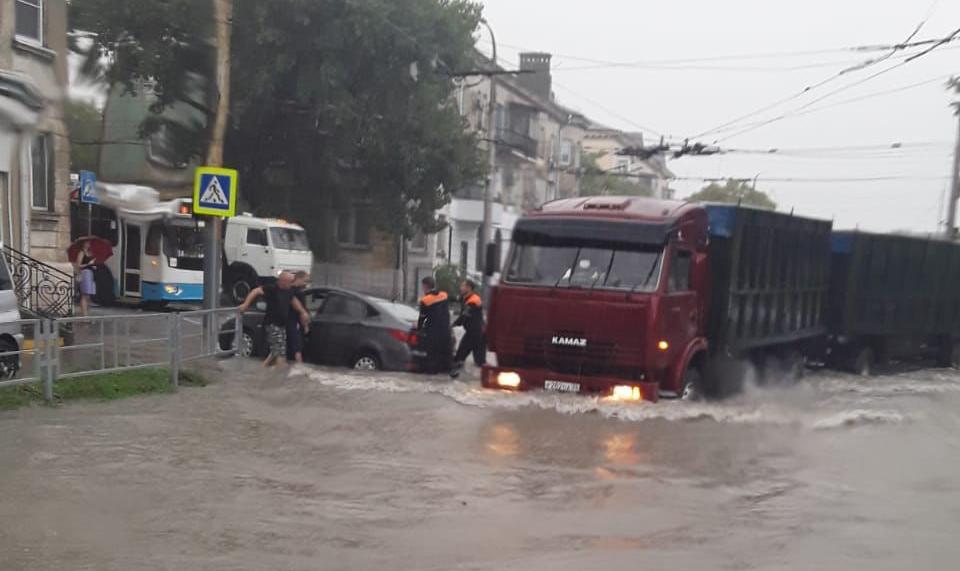 В Новороссийске из-за ливня утонули автомобили - ВИДЕО