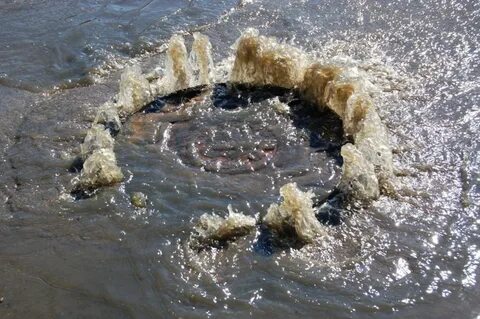 «Уже полгода фекальный фонтан «радует» глаз и нос!» В Краснодаре местные жители жалуются на гейзеры нечистот, но администрация ничего не видит - ВИДЕО