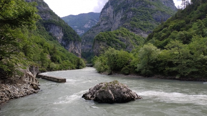В Абхазии ищут упавшую в реку туристку из Татарстана