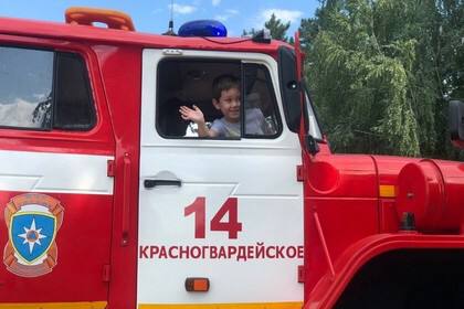 В Адыгее сотрудники МЧС прокатили 6-летнего мальчика на пожарной машине