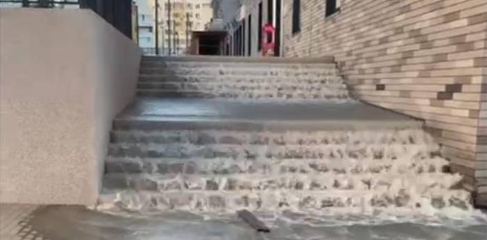 В Новороссийске коммунальщики сотворили «висячие сады Семирамиды»! Вода побежала по лестнице и залила парковку после прорыва водопровода – ВИДЕО