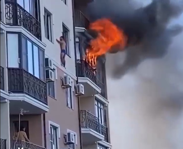 В Анапе мужчина спасался от пожара в доме, стоя на карнизе здания 