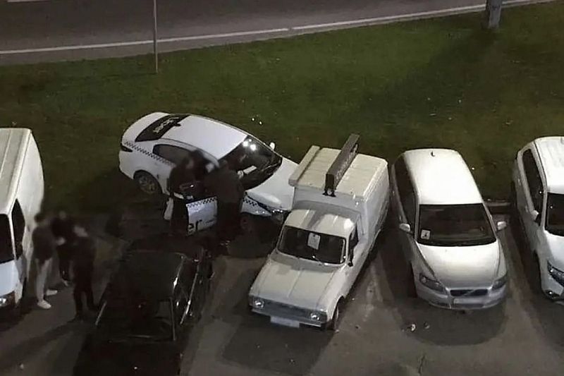 В Краснодаре таксист снес восемь столбов и разбил пять машин на парковке