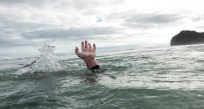 «Молодцы, парни!» На Кубани спасатели вытащили мужчину из моря во время шторма – ВИДЕО