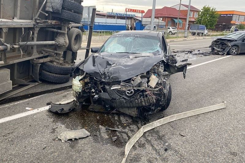 В Адыгее в массовом ДТП с участием трёх автомобилей пострадал человек