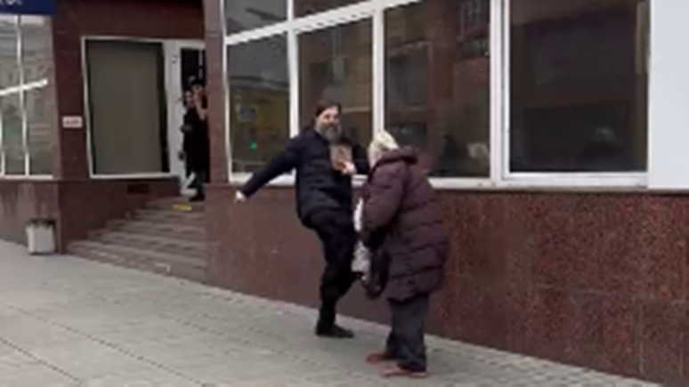 «Самый матёрый член церкви?» В Москве мужчина в рясе и с иконой напал на пенсионерку с цветами – ВИДЕО