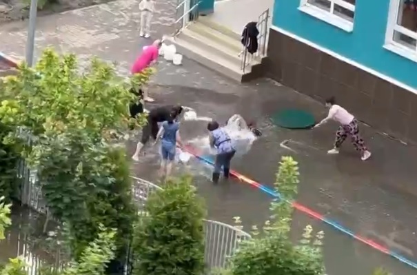 «Дети могут утонуть!» В Краснодаре сотрудники детсада своими силами устраняют последствия потопа – ВИДЕО