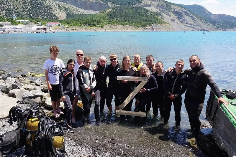 На Кубани на дне Черного моря установили знак Z, в Сочи знак появился на горе