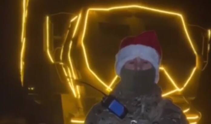 «Подарок укронацистам»: боевик ВСУ, одетый в костюм Деда Мороза, снял удары по ПТУ в Макеевке - ВИДЕО