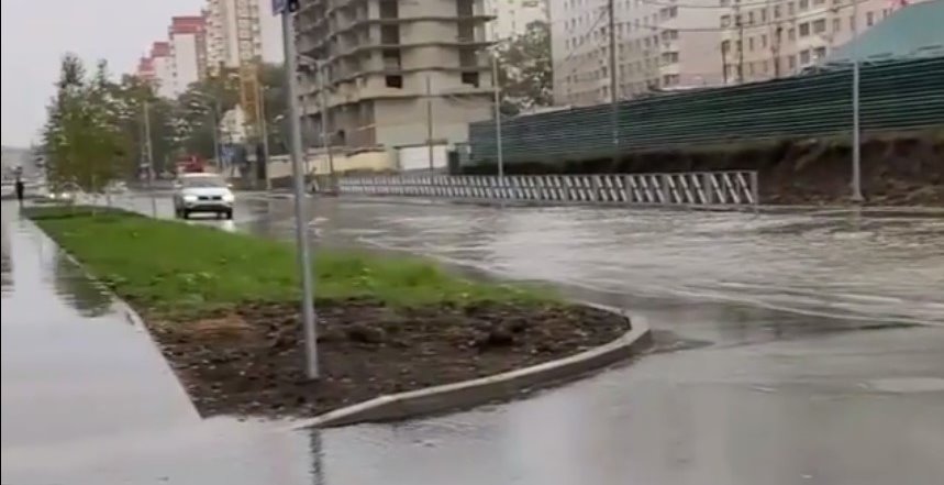 Только что открытую после ремонта улицу Черкасскую в Краснодаре затопило