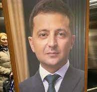 «Портрету Зеленского место в туалете!» - украинцы отреагировали нецензурной бранью на изображение главы киевского режима в лифте