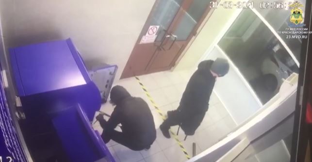 Задержаны подозреваемые в краже 3,3 млн рублей из банкомата в Краснодаре