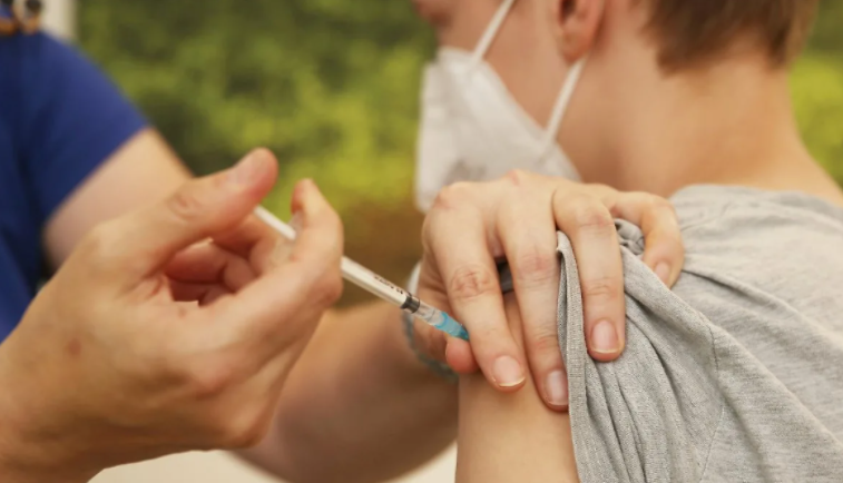 «Это эксперимент над детьми!» Детей в Краснодаре вакцинируют вопреки желанию родителей?