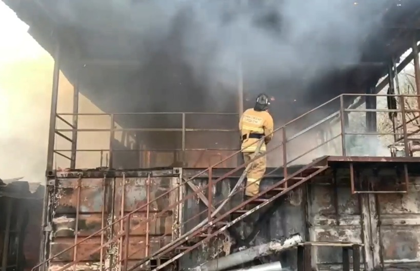 В Сочи на базе «Вертолётчик» произошёл пожар - здание сгорело дотла: ВИДЕО