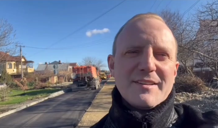 «Пишите письма чиновникам? А надо Деду Морозу!» На Кубани депутат назвал появление асфальта в станице новогодним чудом – ВИДЕО