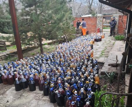 В Анапе правоохранители изъяли из подпольного цеха 20 тыс. литров вина