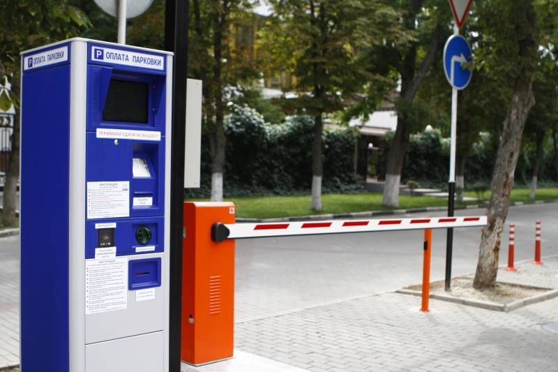 В Краснодаре на муниципальных парковках могут убрать паркоматы
