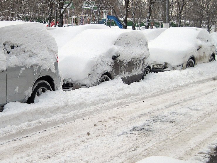 В Краснодаре мужчина откапывает машины соседей из снега за деньги