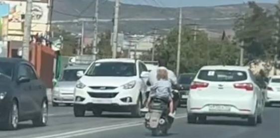 «На Кубани появился ещё один «отец года»: в Новороссийске мужчина ездит на скутере с маленьким сыном без экипировки – ВИДЕО