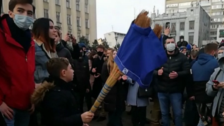 «Веник в синих трусах» или как власть качает протест в Краснодаре