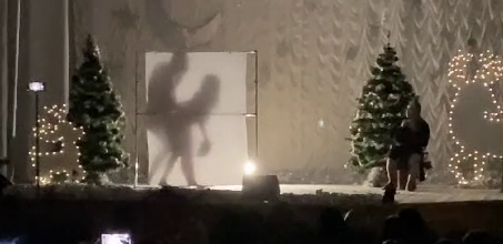«Ах, дедушка, ты лучший!» На Кубани в доме культуры детям показали представление с голозадым Дедом Морозом, удовлетворяющим женщину прямо на сцене