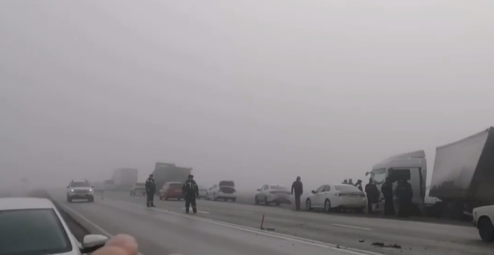 В ауле под Краснодаром из-за тумана в массовое ДТП попали восемь автомобилей – ВИДЕО 
