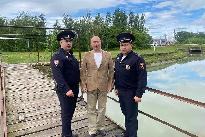 В Краснодаре полицейские спасли жизнь мужчине, который тонул в канале