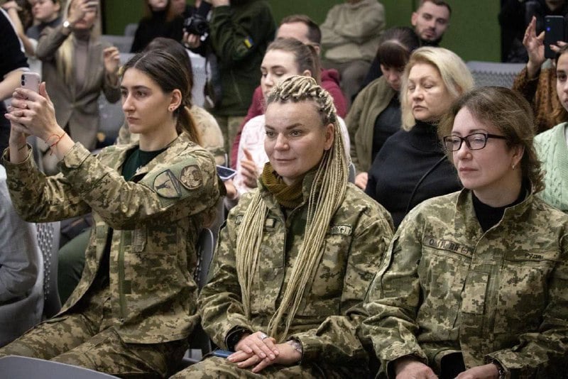 «Теперь будем ждать военную форму для новорожденных!» На Украине продемонстрировали бронированную униформу для беременных женщин – ВИДЕО