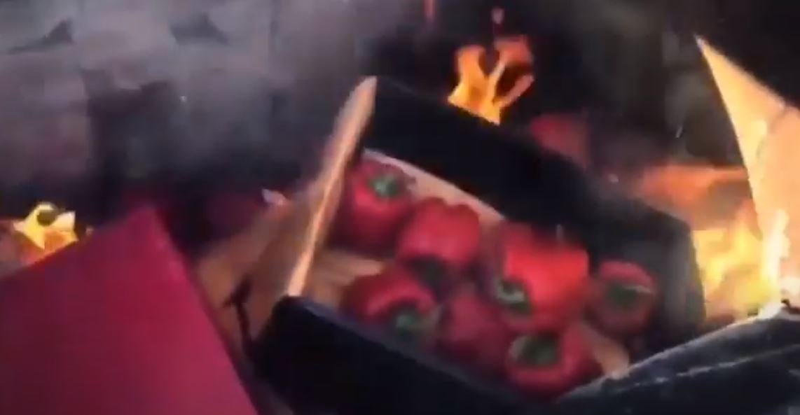 Лучше бы детям раздали? В Краснодаре сожгли красный перец из Польши - ВИДЕО