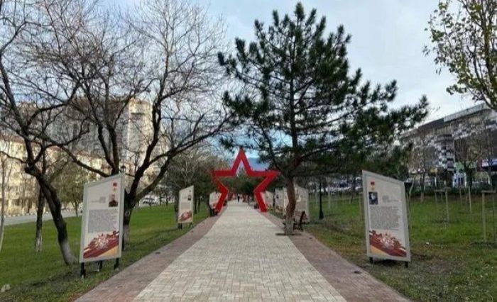Памятные стенды в сквере Победы в Новороссийске установили с ошибками
