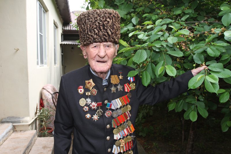 100-летний ветеран войны из Дагестана станцевал лезгинку, когда земляки поздравляли его с Днём Победы