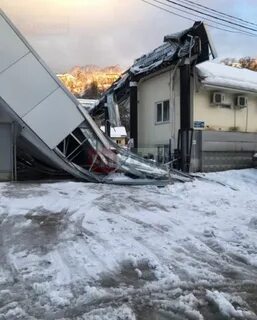 В Сочи рухнула крыша автобусного ангара 