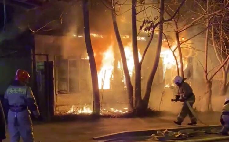 В центре Краснодара сгорел дом - ВИДЕО