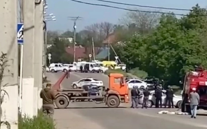 На Кубани в Ейске неадекватный мужчина заперся в автомобиле и угрожает взорвать себя – ВИДЕО 