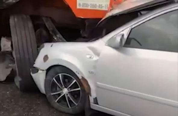 «Столкнулись семь автомобилей, пришлось перекрыть федеральную трассу»: на Кубани произошло массовое ДТП – ВИДЕО