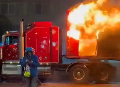 «Праздник к нам приходит в огне и дыму»: в Румынии загорелся рождественский грузовик Coca-Cola - ВИДЕО